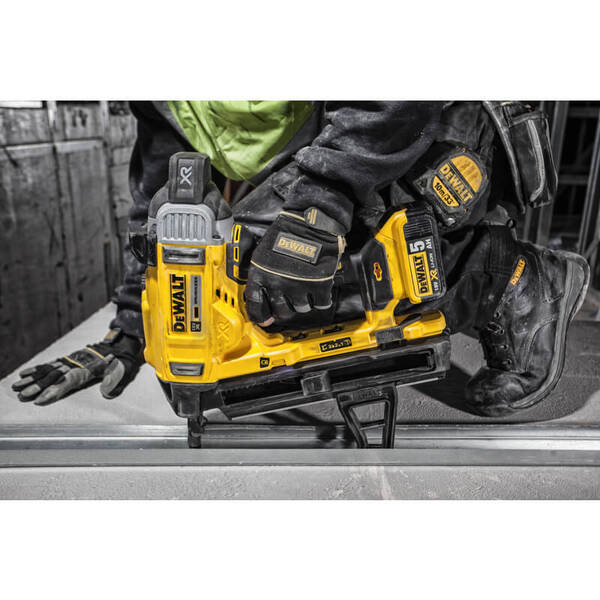 Цвяхозабивач DeWALT DCN890P2