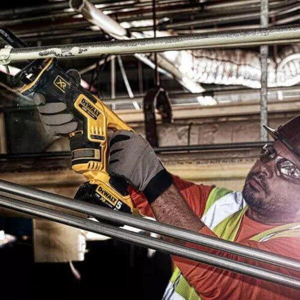 Шабельна пила DeWALT DCS367N