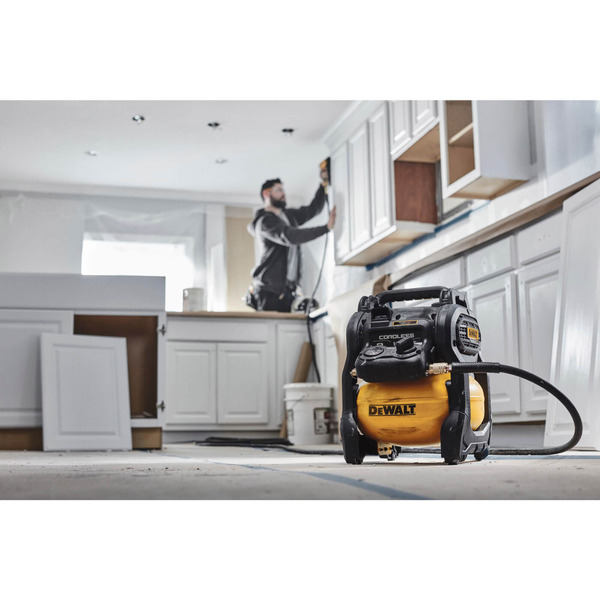 Компресор DeWALT DCC1018N