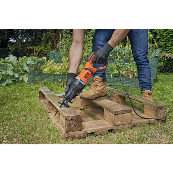 Пила шабельна мережева BLACK+DECKER BES301K