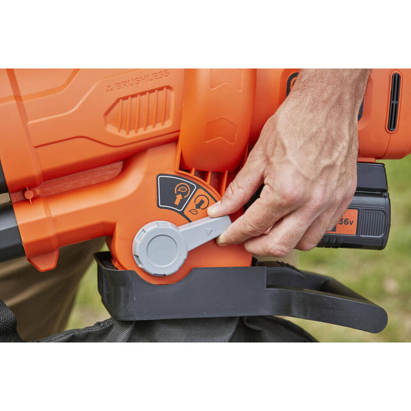 :Акумуляторний безщітковий садовий пилосос BLACK+DECKER BCBLV3625L1