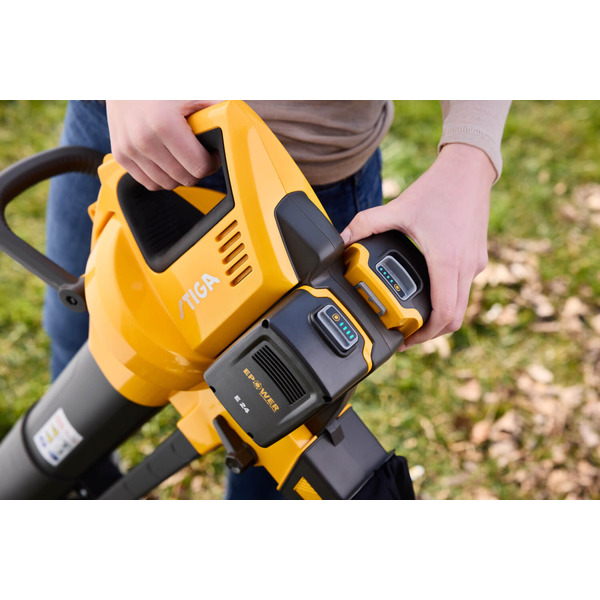 Садовий акумуляторний безщітковий пилосос STIGA VS100eKit