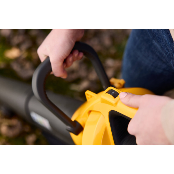 Садовий акумуляторний безщітковий пилосос STIGA VS100eKit