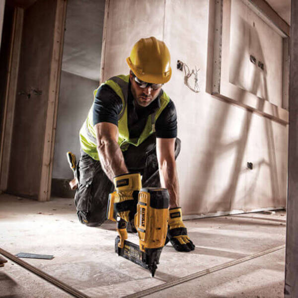 Цвяхозабивач DeWALT DCN680N