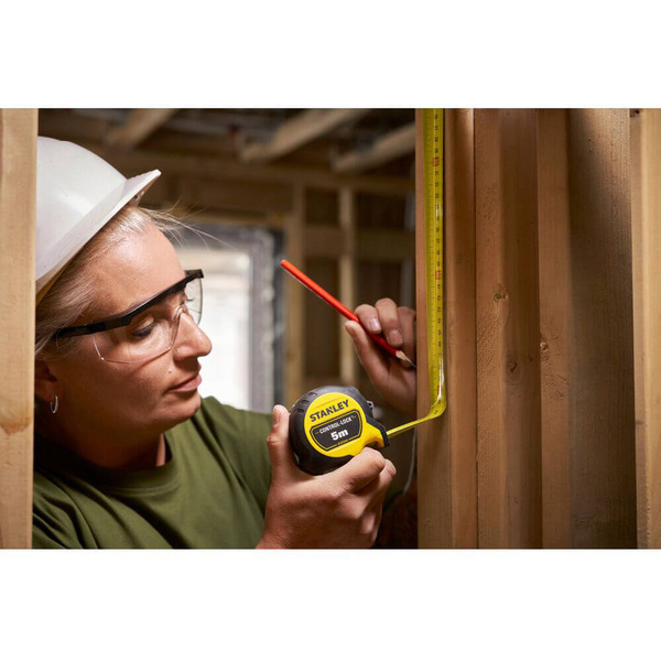 Рулетка вимірювальна CONTROL-LOCK довжиною 5 м, шириною 25 мм, в обгумованому корпусі, з подвійною шкалою STANLEY STHT37231-0