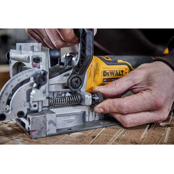 Фрезер акумуляторний безщітковий DeWALT DCW682NT