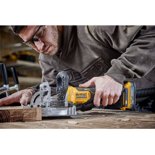 Фрезер акумуляторний безщітковий DeWALT DCW682NT