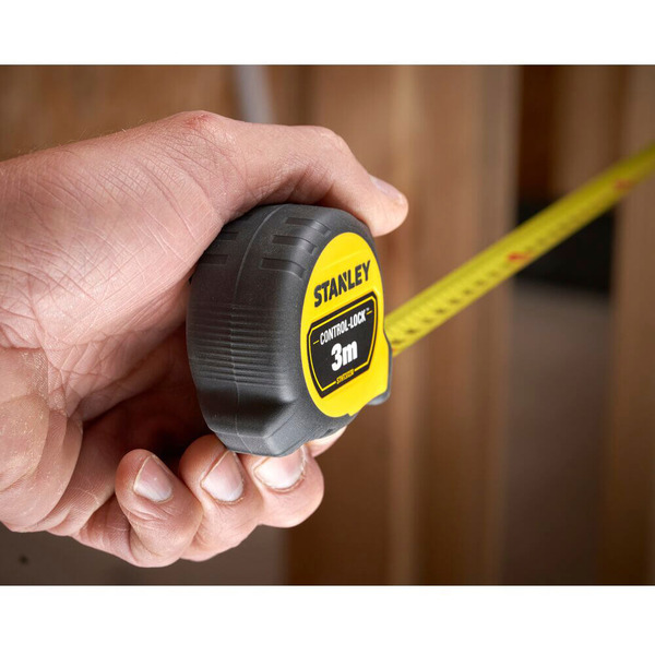 Рулетка вимірювальна CONTROL-LOCK довжиною 3 м, шириною 19 мм, в обгумованому корпусі, з подвійною шкалою STANLEY STHT37230-0