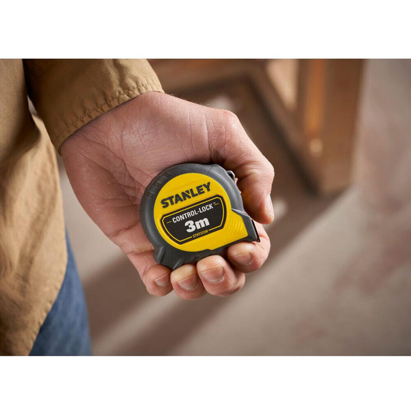 Рулетка вимірювальна CONTROL-LOCK довжиною 3 м, шириною 19 мм, в обгумованому корпусі, з подвійною шкалою STANLEY STHT37230-0