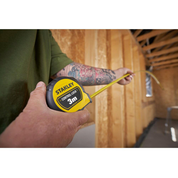 Рулетка вимірювальна CONTROL-LOCK довжиною 3 м, шириною 19 мм, в обгумованому корпусі, з подвійною шкалою STANLEY STHT37230-0