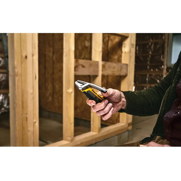 Ніж FatMax Integrated Snap Knife довжиною 165 мм з лезом шириною 18 мм з сегментами, що відламуються STANLEY FMHT10594-0
