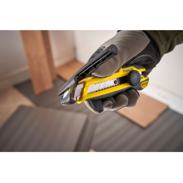 Ніж c висувним лезом шириною 18 мм, що фіксується STANLEY STHT10500-0