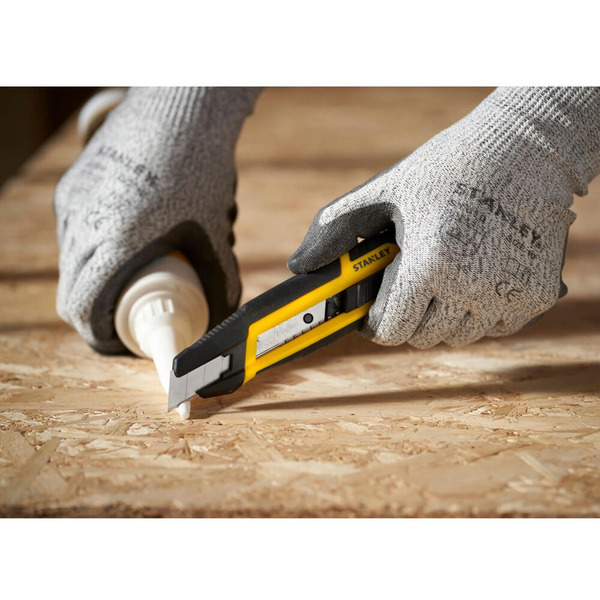 Ніж c висувним лезом шириною 18 мм STANLEY STHT10501-0