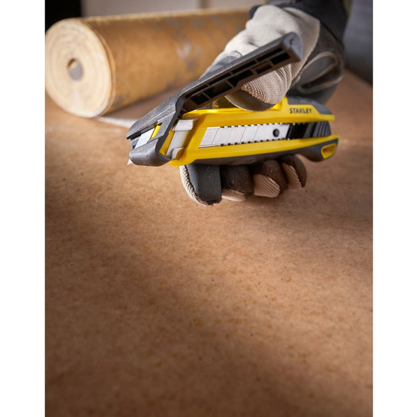Ніж c висувним лезом шириною 18 мм STANLEY STHT10501-0