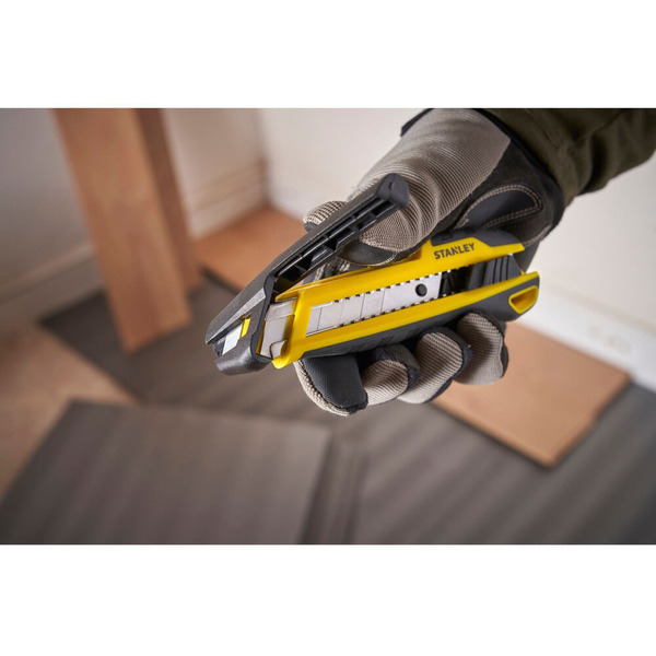 Ніж c висувним лезом шириною 18 мм STANLEY STHT10501-0