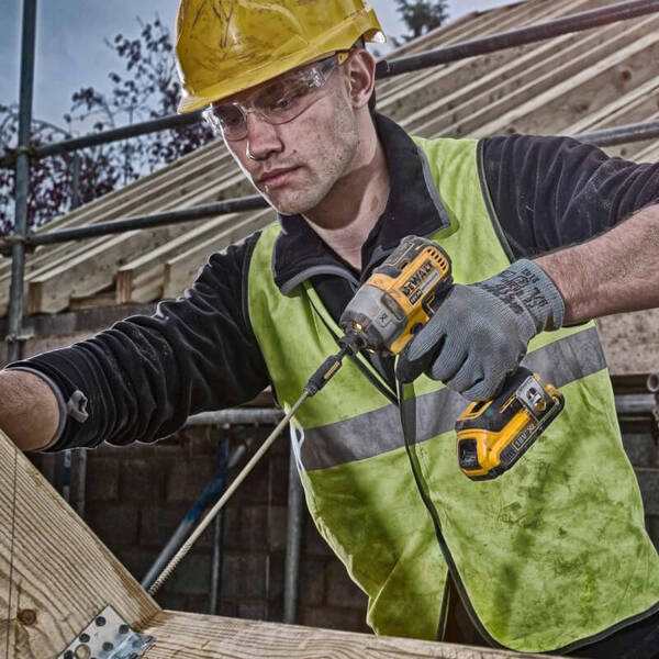 Набір з чотирьох інструментів безщіткових DeWALT DCK422P3