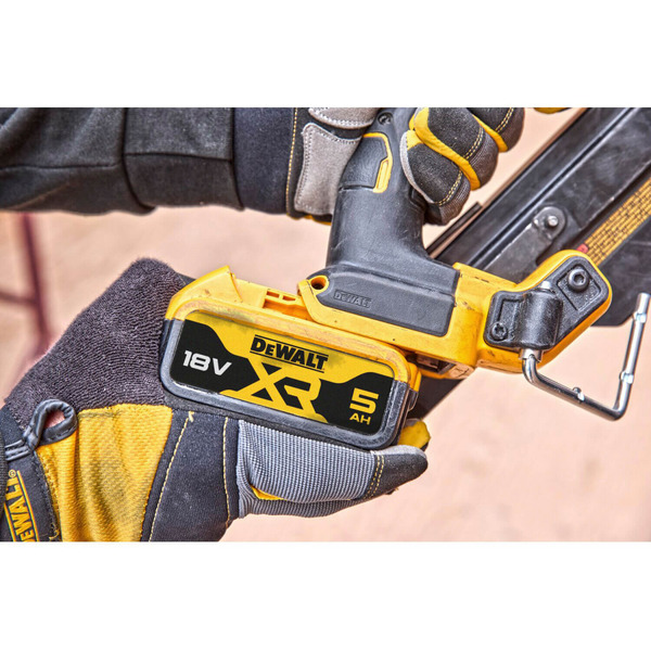 Цвяхозабивач DeWALT DCN930N