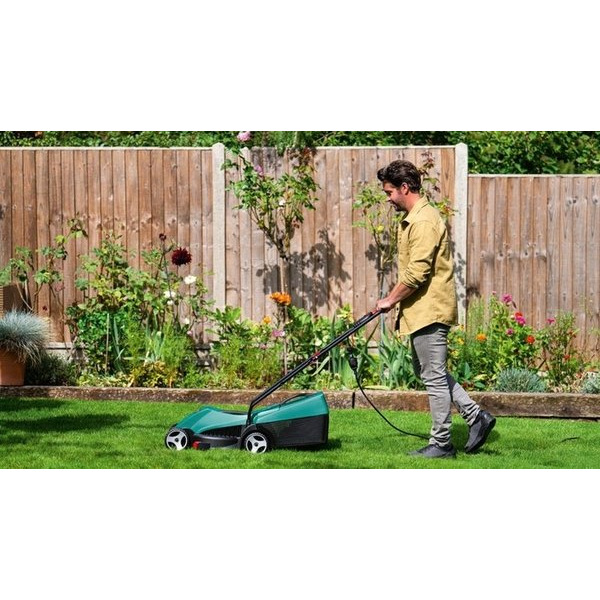 Газонокосарка Bosch UniversalRotak