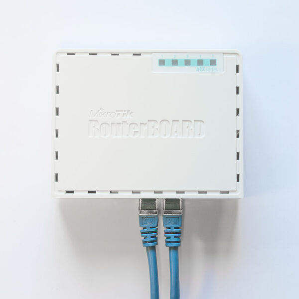 Бездротовий маршрутизатор (роутер) MikroTik RouterBOARD RB750Gr3