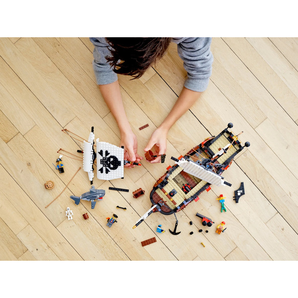 Блоковий конструктор LEGO Creator Піратський корабель (31109)