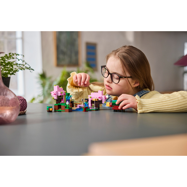 Конструктор LEGO 21260 Minecraft Квітучий вишневий сад