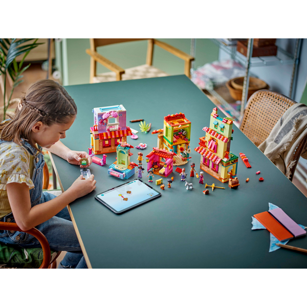 Конструктор LEGO Disney Очаровательный дом Мадригал (43245-)