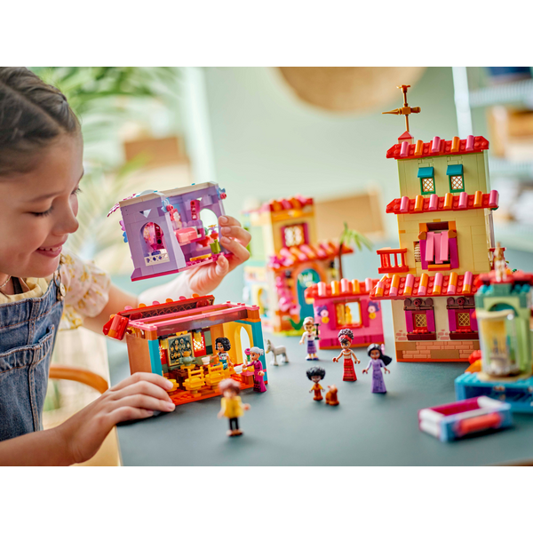 Конструктор LEGO Disney Очаровательный дом Мадригал (43245-)