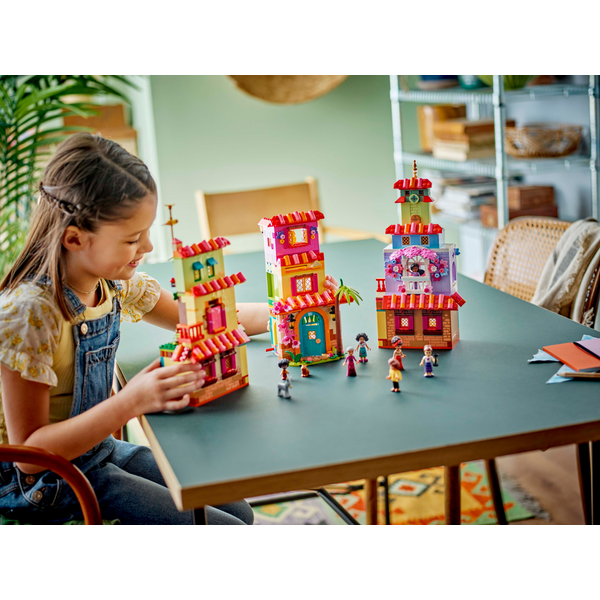 Конструктор LEGO Disney Очаровательный дом Мадригал (43245-)