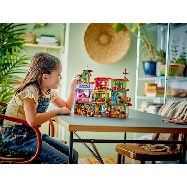 Конструктор LEGO Disney Очаровательный дом Мадригал (43245-)