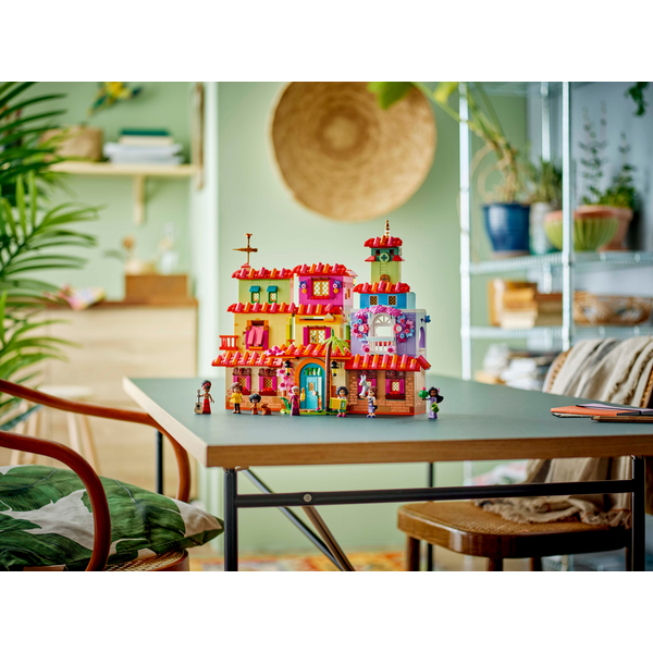 Конструктор LEGO Disney Очаровательный дом Мадригал (43245-)