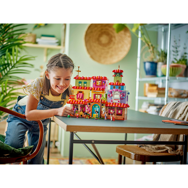 Конструктор LEGO Disney Очаровательный дом Мадригал (43245-)