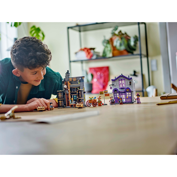 Конструктор LEGO 76439 Harry Potter Магазини Олівандера та мантій від Мадам Малкін