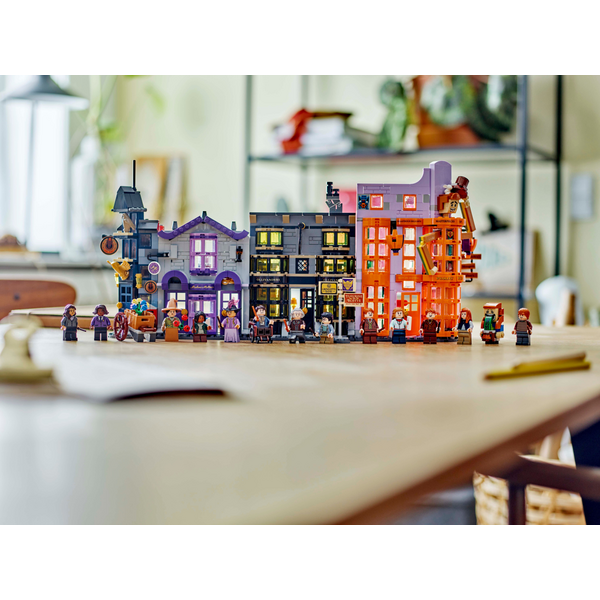Конструктор LEGO 76439 Harry Potter Магазини Олівандера та мантій від Мадам Малкін