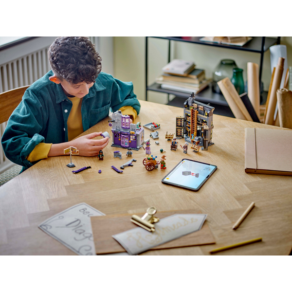 Конструктор LEGO 76439 Harry Potter Магазини Олівандера та мантій від Мадам Малкін