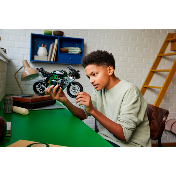 Конструктор LEGO Technic Мотоцикл Kawasaki Ninja H2R 643 детали