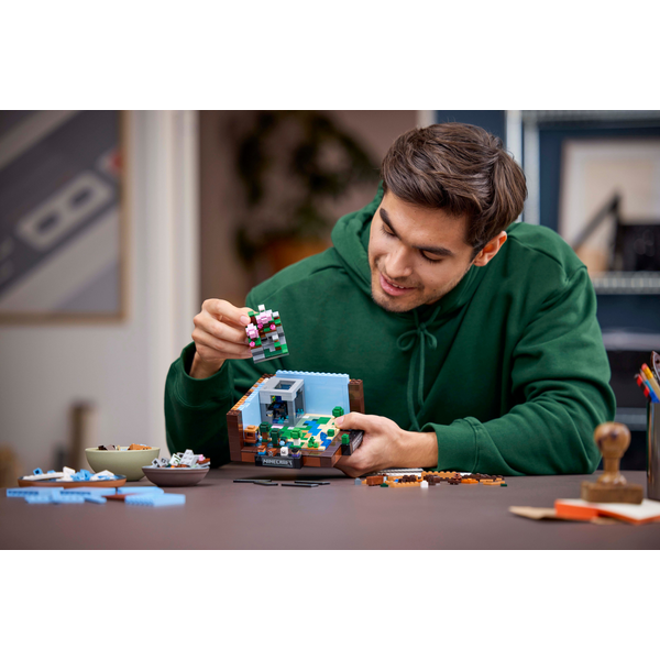 Конструктор LEGO Minecraft Верстак 1195 деталей (21265)