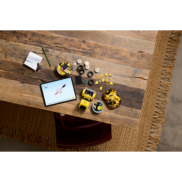 Конструктор LEGO 10338 Icons Трансформери. Бамблбі