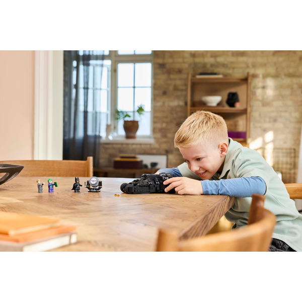 Конструктор LEGO Super Heroes DC Тумблер Бетмена проти Дволикого і Джокера 429 елементів (76303)