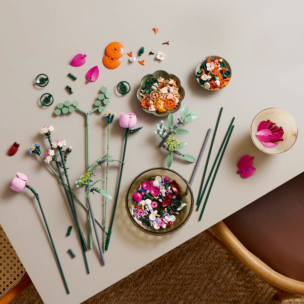 Блоковий конструктор LEGO Botanicals Милий рожевий букет квітів (10342)