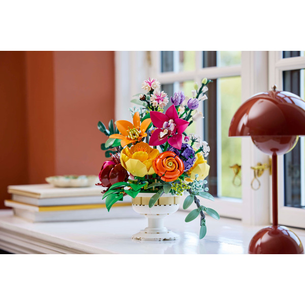 Блоковий конструктор LEGO Botanicals Милий рожевий букет квітів (10342)