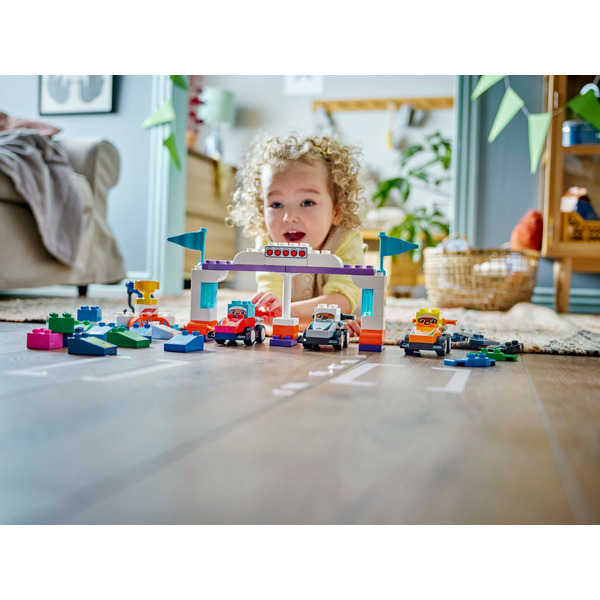 Блоковий конструктор LEGO DUPLO Автомобілі для перегонів і пілоти команд Формули-1 (10445)