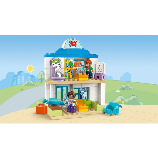 Конструктор LEGO Duplo Town Впервые: визит к врачу (10449)