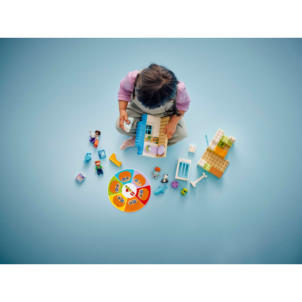Конструктор LEGO Duplo Town Впервые: визит к врачу (10449)