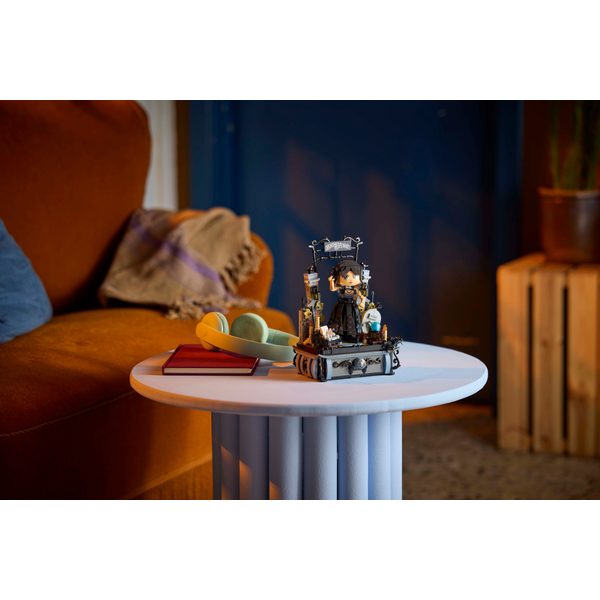 LEGO Wednesday Addams: Фігурка Wednesday Addams з 702 елементів (76780)