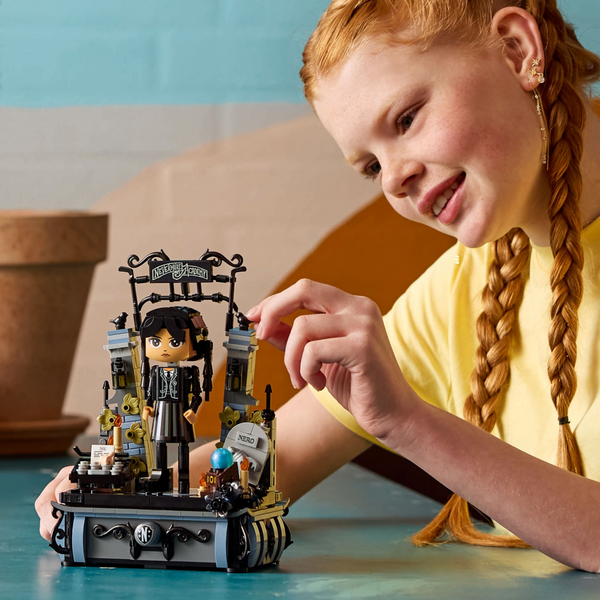 LEGO Wednesday Addams: Фігурка Wednesday Addams з 702 елементів (76780)