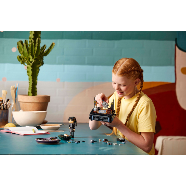 LEGO Wednesday Addams: Фігурка Wednesday Addams з 702 елементів (76780)