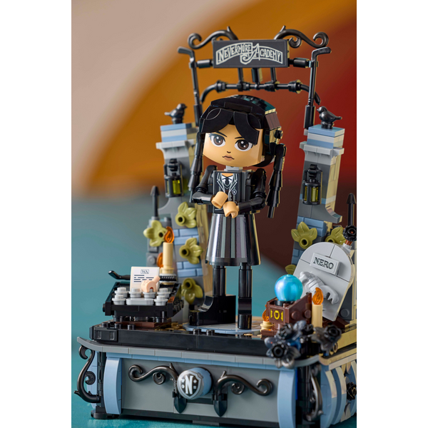 LEGO Wednesday Addams: Фігурка Wednesday Addams з 702 елементів (76780)