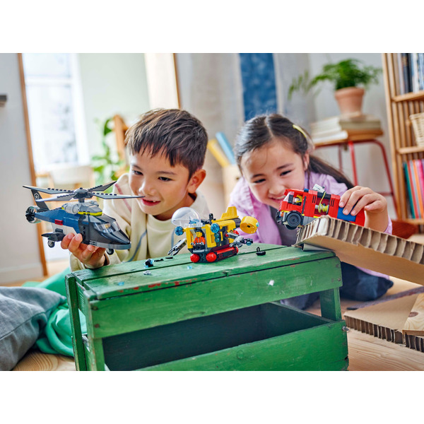 Блоковий конструктор LEGO City Ремікс вертольотів, пожежних машин і підводних човнів 874 деталі (60462)