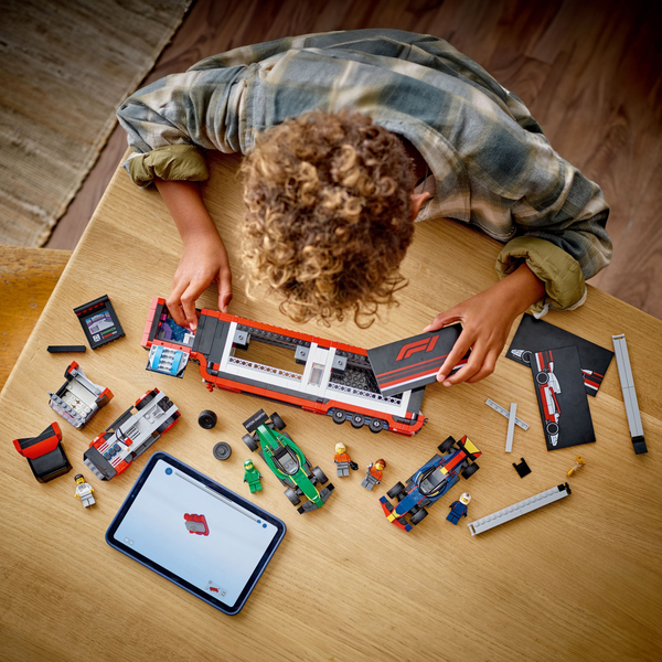 LEGO City Грузовик F1 с автомобилями RB20 и AMR24 (Набор 60445)