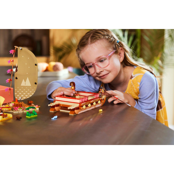 Блоковий конструктор LEGO Disney Пригодницьке каное Ваяни 529 деталей (43270)